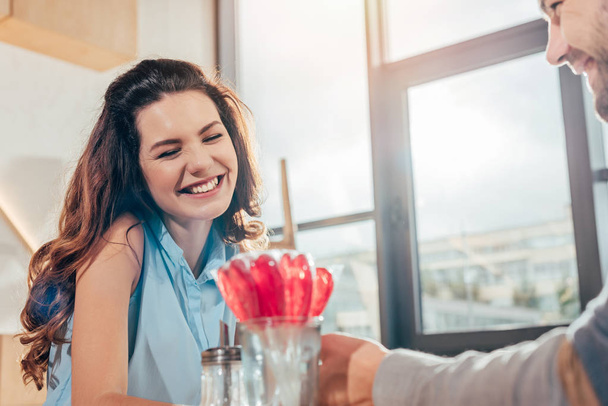 happy couple on date in cafe - Foto, imagen