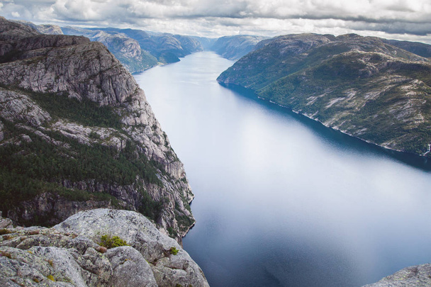 Πολύχρωμο βουνό σκηνές στη Νορβηγία. Όμορφο τοπίο της Νορβηγίας, Σκανδιναβία. Ορεινό τοπίο της Νορβηγίας. - Φωτογραφία, εικόνα