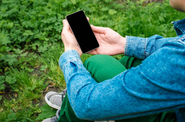  Telefon komórkowy w rękach młodych hipster działalności człowieka - Zdjęcie, obraz