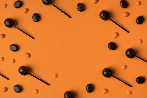 black and orange lollipops - Фото, зображення