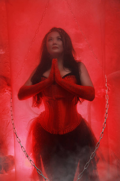 όμορφη συν μέγεθος γυναίκα που φοράει κόκκινο κορσές - Φωτογραφία, εικόνα