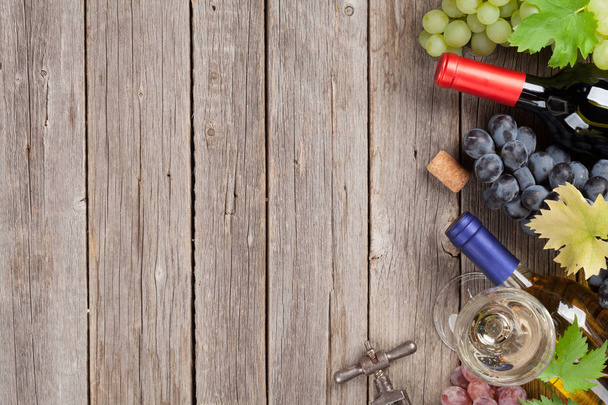 şarap şişeleri ve üzüm - Fotoğraf, Görsel