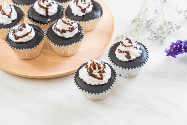chocolate cup cake with whipped cream - Foto, immagini
