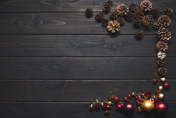 κουκουνάρια και χριστουγεννιάτικα μπάλες - Φωτογραφία, εικόνα