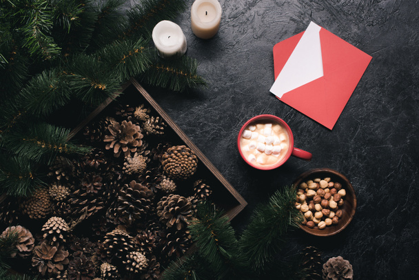 décorations de Noël, enveloppe et tasse de cacao
 - Photo, image