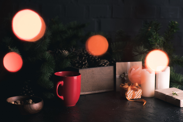 kerámia csésze és karácsonyi dekorációk - Fotó, kép