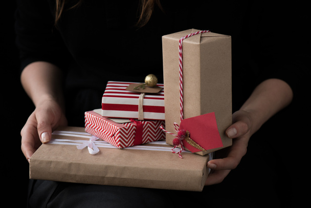 woman holding christmas gifts - Foto, afbeelding