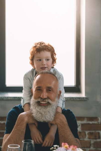 Çocuk sarılma büyükbaba - Fotoğraf, Görsel