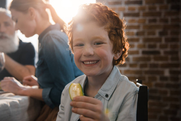 petit garçon avec morceau de concombre
 - Photo, image