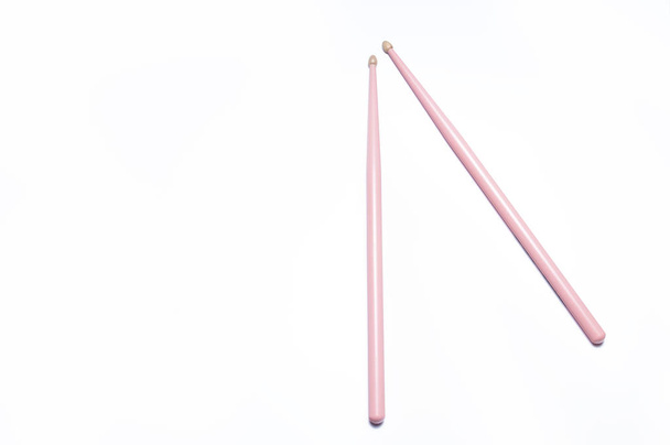 Roze drumsticks op witte achtergrond - Foto, afbeelding