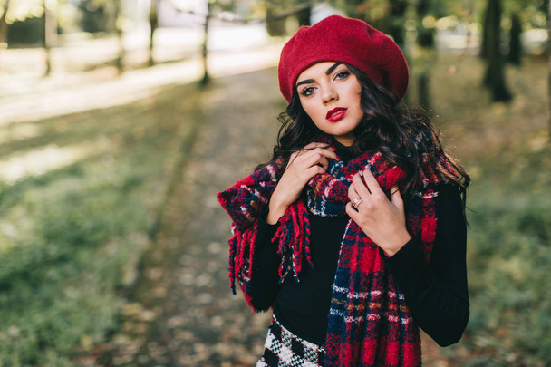 Beautiful woman in autumn park - Zdjęcie, obraz