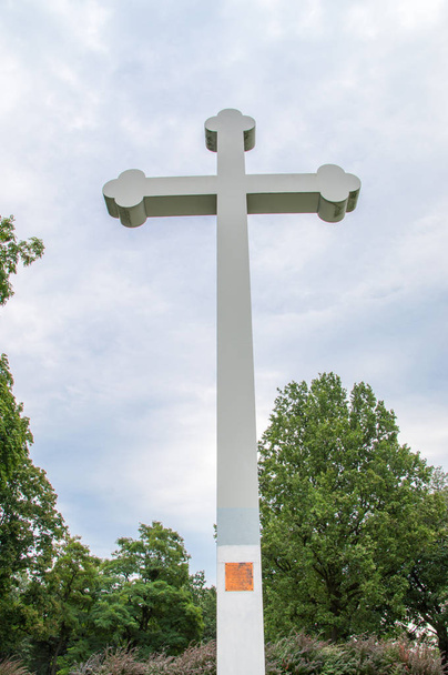 Elblag, Polonia - 9 de septiembre de 2017: Cruz para conmemorar la visita apostólica del Papa Juan Pablo II en Elblag
. - Foto, Imagen