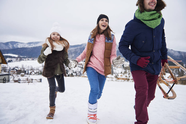 Οικογένεια διασκεδάζοντας το χειμώνα - Φωτογραφία, εικόνα