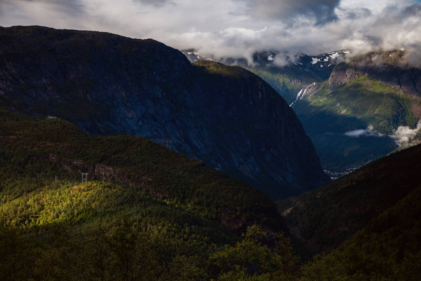 Escenas de montaña de colores en Noruega. Hermoso paisaje de Noruega, Escandinavia. Noruega paisaje de montaña
 - Foto, imagen