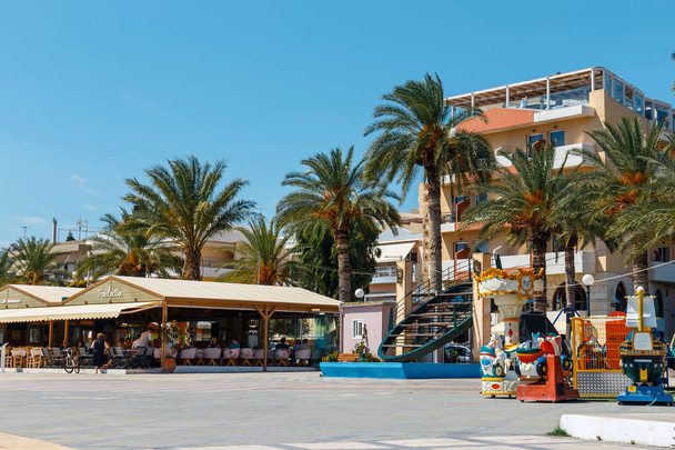 SITIA, CRETE, GRECIA - 11 DE JUNIO DE 2017: El pintoresco puerto de Sitia, Creta, Grecia. Sitia es una ciudad tradicional en el este de Creta cerca de la playa de palmeras, Vai
 - Foto, Imagen