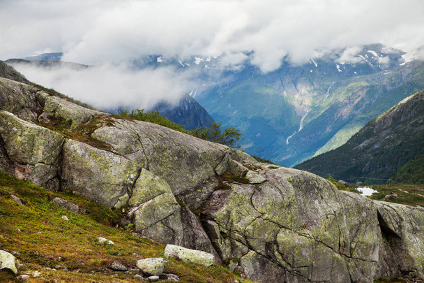 farbenfrohe Bergszenen in Norwegen. schöne Landschaft Norwegens, Skandinaviens. Norwegische Berglandschaft - Foto, Bild
