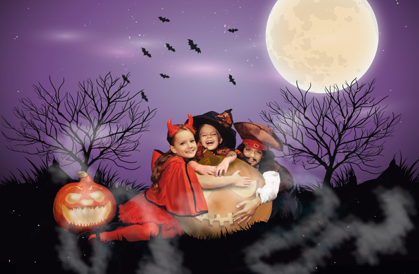 enfants avec Jack o lanterne à halloween
 - Photo, image