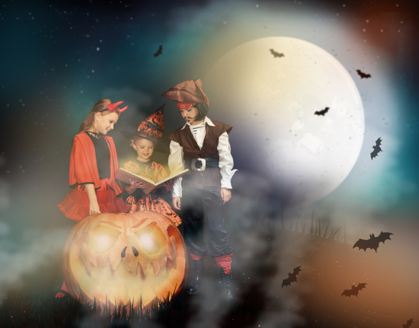 enfants en costumes d'Halloween avec livre magique
 - Photo, image
