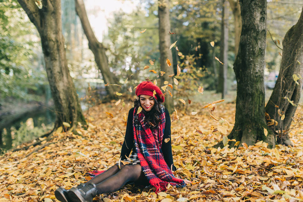 Kaunis nainen syksyllä puistossa - Valokuva, kuva