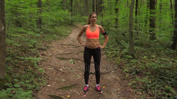 Sport vrouw waard na het joggen op een bos Track, vaak en zwaar ademt - Video