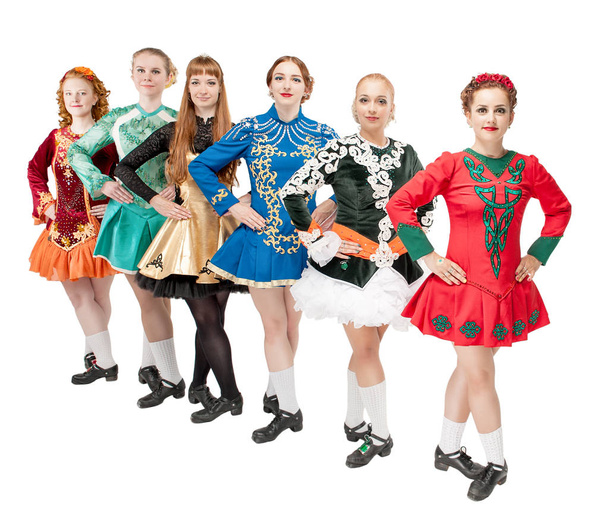 Grupo de mulheres bonitas em vestidos para dança irlandesa isolado
  - Foto, Imagem