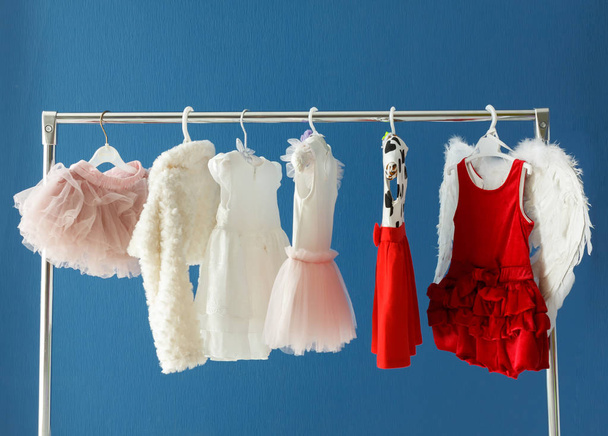 A kislány egy szekrény a ruhák állványon ruha - Fotó, kép
