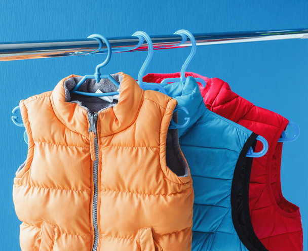 Rodinný koncept péřové vesty bundy zavěšení na ramínko do skříně - Fotografie, Obrázek