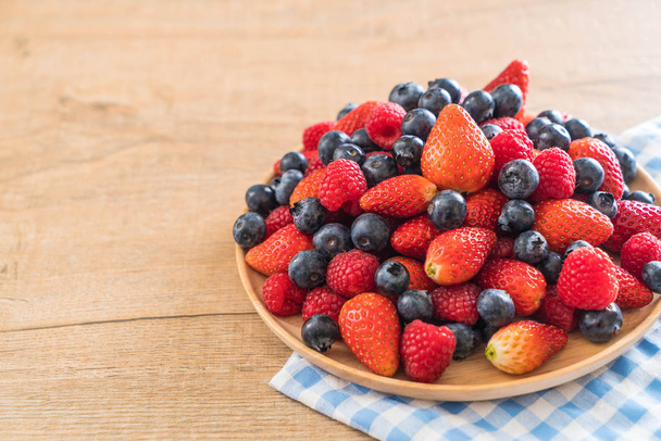 φρέσκο μύρτιλο, φράουλα και rasberry  - Φωτογραφία, εικόνα
