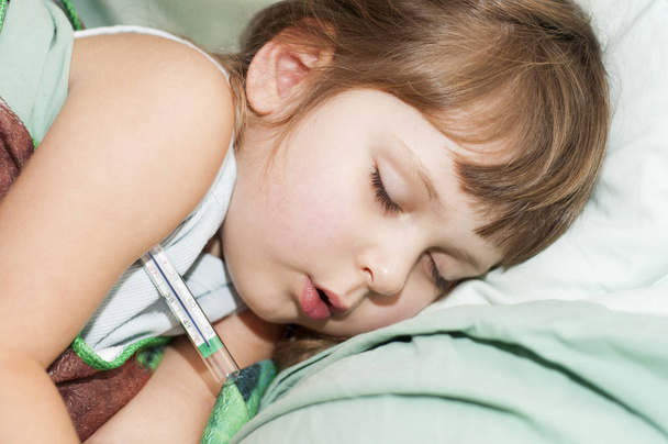 Beteg gyermek spleeping - Fotó, kép
