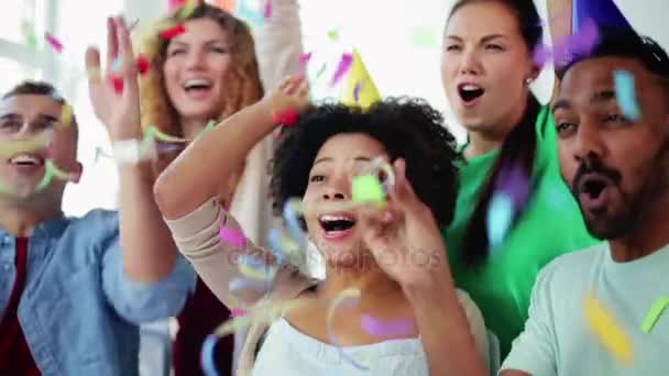gelukkig team gooien van confetti op kantoor feest - Video