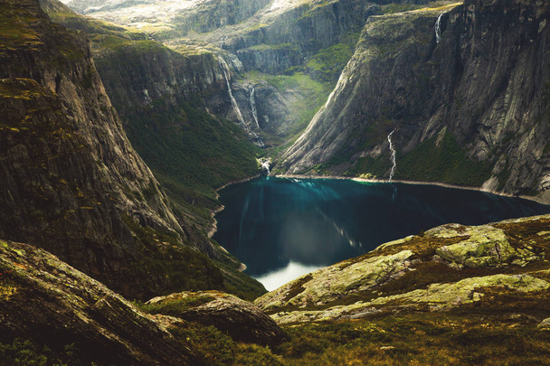Барвисті гори сцени в Норвегії. Гарний краєвид з Норвегії, в Скандинавії. Норвегія гірський ландшафт - Фото, зображення