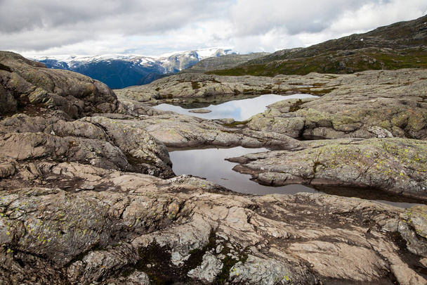 Escenas de montaña de colores en Noruega. Hermoso paisaje de Noruega, Escandinavia. Noruega paisaje de montaña
 - Foto, imagen