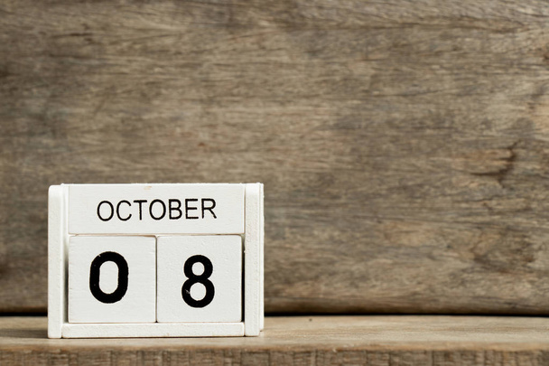 Blanco bloque calendario fecha actual 8 y mes de octubre sobre fondo de madera - Foto, imagen