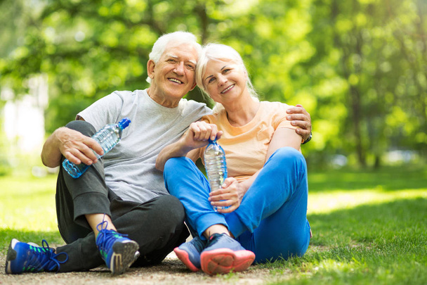 pareja de ancianos haciendo ejercicio en el parque - Foto, Imagen