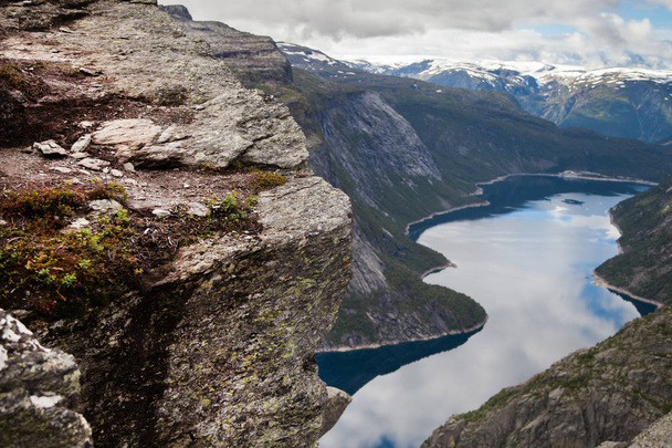 Norveç'te renkli dağ sahneleri. Güzel manzara Norveç, Scandinavia. Norveç dağ manzarası - Fotoğraf, Görsel