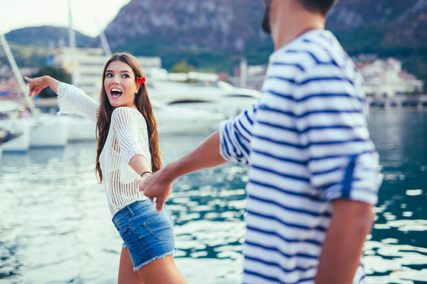 Couple attrayant explorer sur leurs vacances d'été riant comme
 - Photo, image