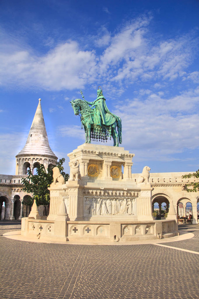 Piękny widok na pomnik do St. Istvan na wzgórza Budy, w pobliżu Baszta rybacka w Budapeszt, Węgry - Zdjęcie, obraz