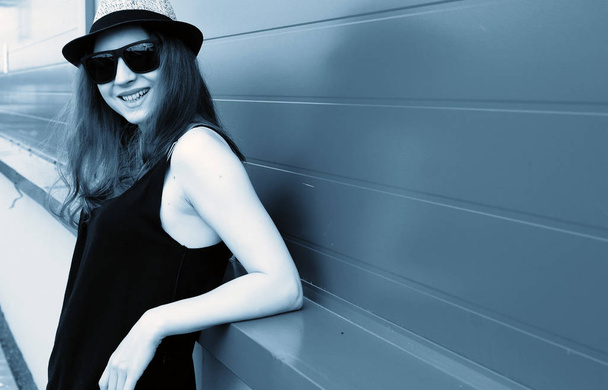 Ładna dziewczyna hipster w jasny kapelusz i okulary w letni dzień - Zdjęcie, obraz