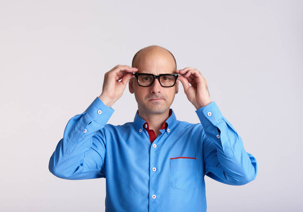 worried man wearing eyeglasses isolated - Foto, imagen