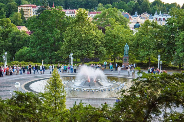 Zingende fontein in de buurt van de belangrijkste Colonnade in de kleine West Bohemian kuuroord Marianske Lazne (Mariënbad)-Tsjechische Republiek - Foto, afbeelding