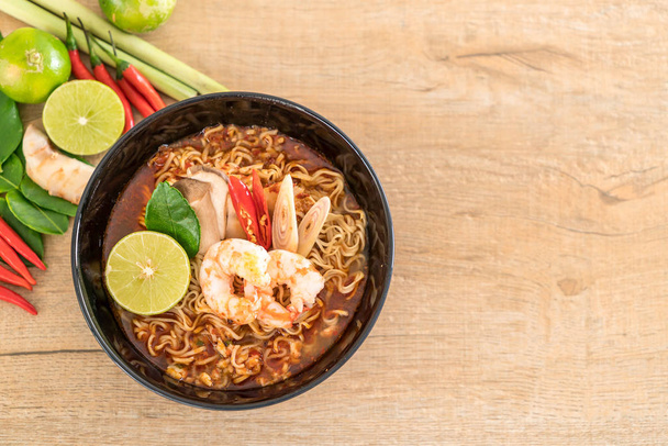 Spicy instant noodles soup with shrimp - Foto, Imagen