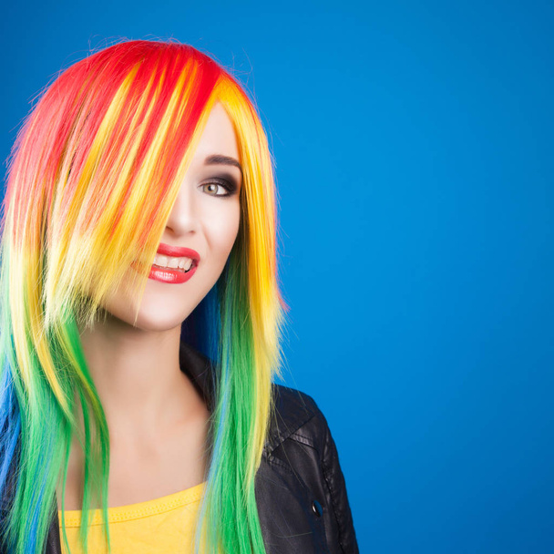 mujer vistiendo peluca color
  - Foto, imagen