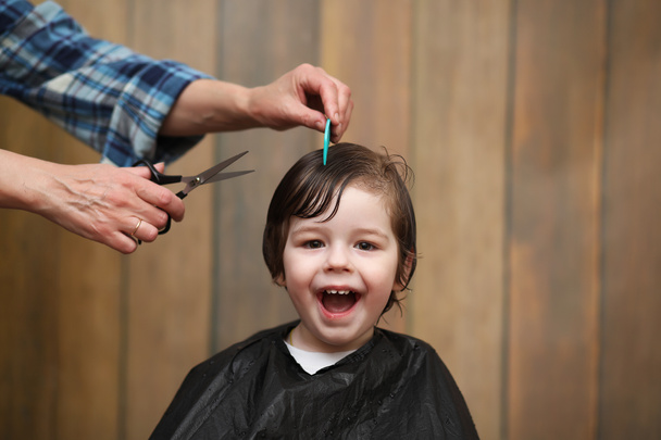 Маленький мальчик обрезан в парикмахерской яркие эмоции на
 - Фото, изображение