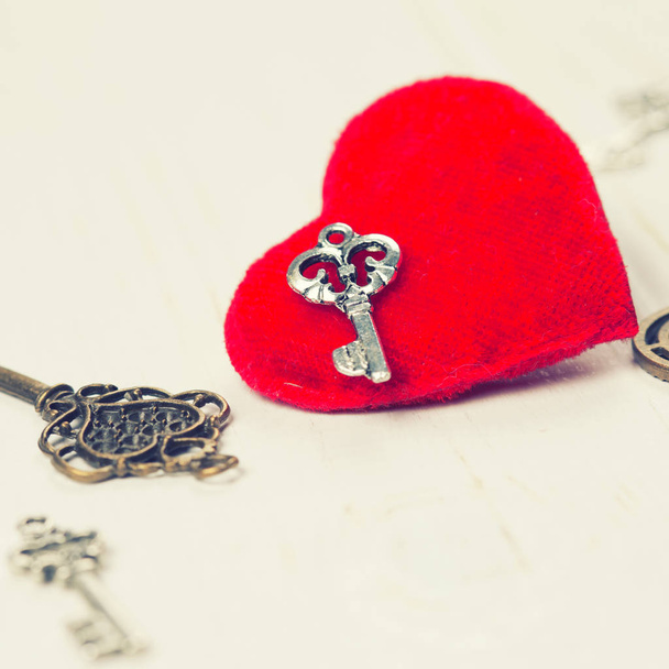vintage keys and red heart  - Valokuva, kuva