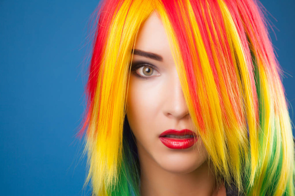 woman wearing color wig  - Foto, Bild