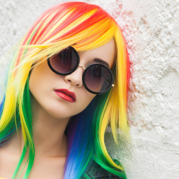 woman wearing color wig  - Foto, afbeelding