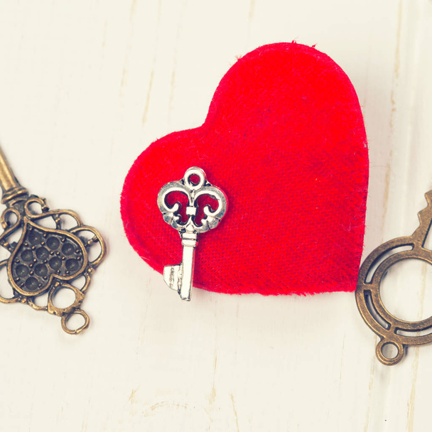 vintage keys and red heart  - Foto, imagen