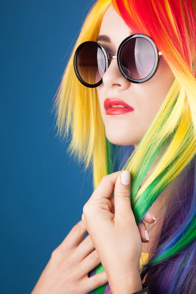 woman wearing color wig  - Foto, imagen