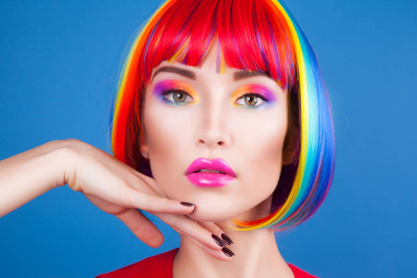 Femme portant une perruque colorée
 - Photo, image