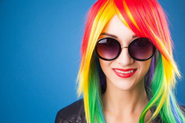 woman wearing color wig  - Foto, Imagen